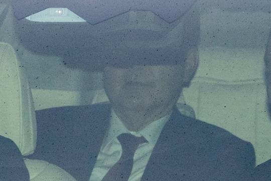 윤석열 전 대통령이 14일 오전 서울 서초구 서울중앙지방법원에서 열린 내란 우두머리 혐의 1차 공판에 차량을 타고 출석하고 있다. 사진=뉴시스