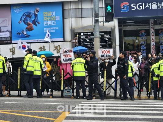 서울 서초구 서울중앙지법 맞은 편 인도에 14일 윤석열 전 대통령의 지지자들이 모여 있다.(사진=이영민 기자)