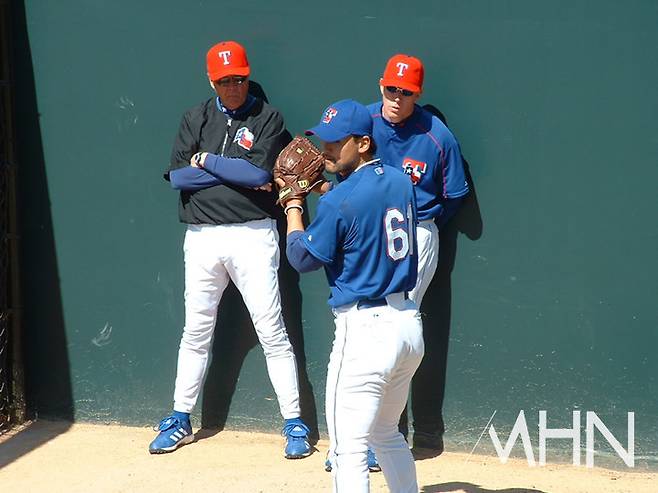 (텍사스 시절의 박찬호(가운데)가 오렐 허샤이저(오른쪽) 코치 앞에서 불펜피칭을 하고 있다)