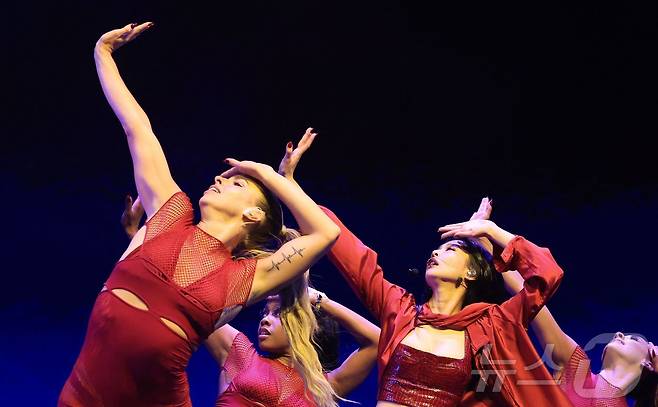 그룹 블랙핑크 제니가 13일(현지시간) 미국 캘리포니아 인디오 엠파이어 폴로 클럽에서 열린 ‘코첼라 밸리 뮤직 앤드 아츠 페스티벌’에서 공연을 펼치고 있다. ⓒ AFP=뉴스1