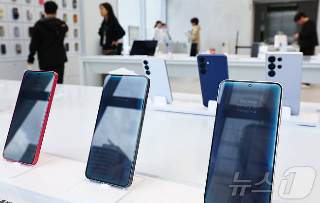 도널드 트럼프 미국 행정부가 스마트폰, 노트북 컴퓨터, 반도체 등을 상호관세 부과 대상 품목에서 제외하기로 했다. 사진은 13일 서울 서초구 삼성 강남에서 진열된 갤럭시 스마트폰 시리즈. 2025.4.13/뉴스1 ⓒ News1 김도우 기자