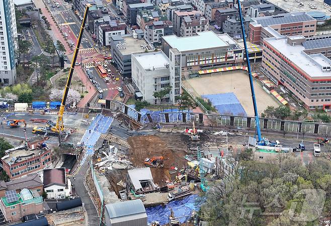 14일 경기 광명시 일직동 신안산선 복선전철 5-2공구 붕괴 현장에서 소방관 등 관계자들이 실종자 수색 작업을 이어가고 있다. 2025.4.14/뉴스1 ⓒ News1 김도우 기자