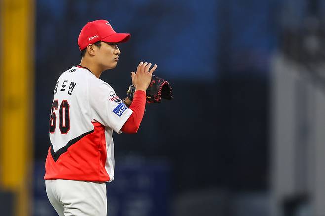 KIA 선발 김도현이 2일 광주-기아 챔피언스 필드에서 열린 2025 KBO리그 삼성전에서 야수진에 박수를 보내고 있다. 사진 | KIA 타이거즈
