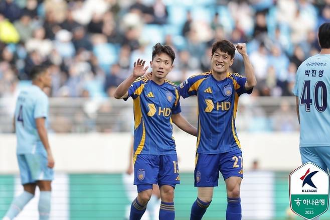 울산 강상우(왼쪽)가 13일 대구전에서 득점한 뒤 이청용과 함께 기뻐하고 있다. 사진 | 한국프로축구연맹