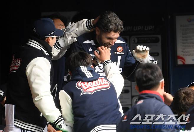 13일 잠실구장에서 열린 LG 트윈스와 두산 베어스의 경기. 4회초 1사 2,3루 두산 케이브가 스리런포를 날린 뒤 환호하고 있다. 잠실=박재만 기자 pjm@sportschosun.com/2025.04.13/