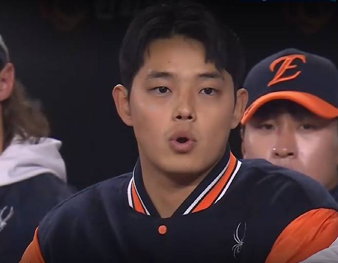 11알 대전 키움전 8회 2사 2사 1,3루에 등판해 키움 4번 김건희를 삼진잡는 정우주의 153㎞ 직구에 놀라움을 표시하는 문동주. 출처=티빙 중계화면