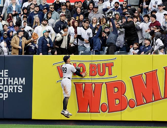 양키스 우익수 애런 저지가 6회 이정후의 타구를 �i아가다 펜스를 넘어가자 공을 잡은 팬을 바라보고 있다. AFP연합뉴스