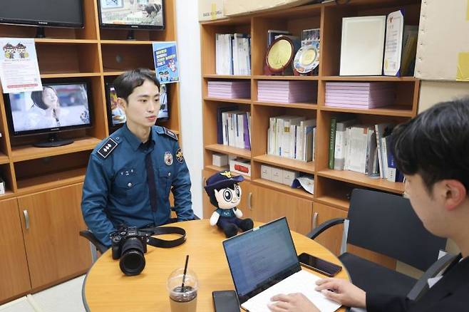 10일 김주홍 경장이 경기북부경찰청 홍보담당관실에서 기자와 인터뷰하고 있다. 경기북부경찰청 제공
