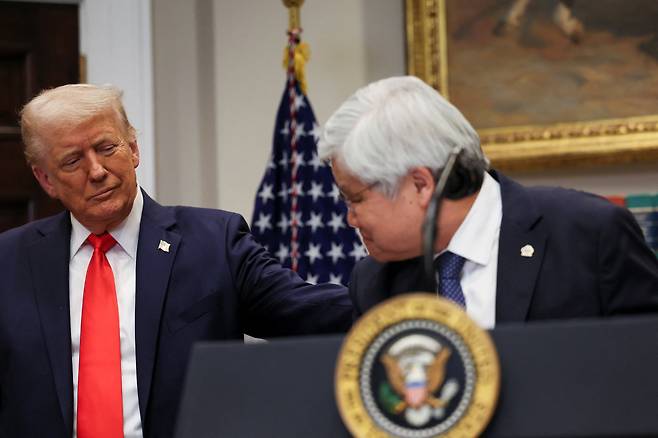 웨이저자(오른쪽) TSMC 회장 겸 최고경영자(CEO)가 올해 3월 3일 워싱턴DC 백악관에서 도널드 트럼프 미국 대통령이 지켜보는 가운데 미국 내 신규 투자 계획을 발표했다./연합뉴스