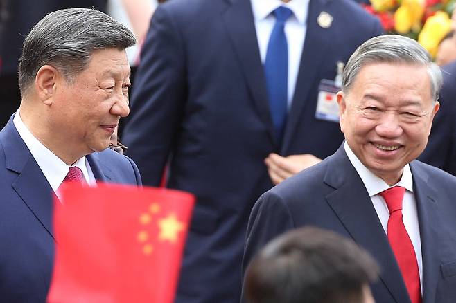 또 럼 베트남 공산당 서기장(오른쪽)이 14일(현지시각) 하노이 대통령궁에서 시진핑 중국 국가주석을 맞이하고 있다. /AFP=연합뉴스