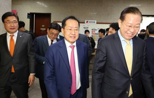 권영세(사진 오른쪽) 국민의힘 비상대책위원장이 14일 국회에서 대선 출마를 선언한 홍준표 전 대구시장(가운데)을 만나 면담한 뒤 이동하고 있다. 연합뉴스