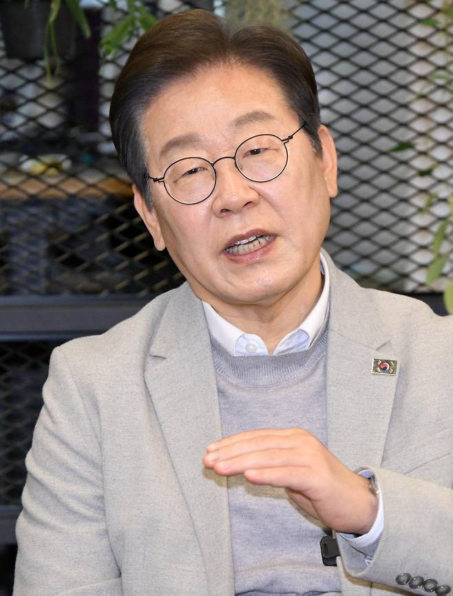 이재명 더불어민주당 대선 예비후보가 14일 서울 강남구 인공지능(AI) 반도체 스타트업 퓨리오사에서 직원들과 간담회를 하고 있다. 2025.4.14/뉴스1