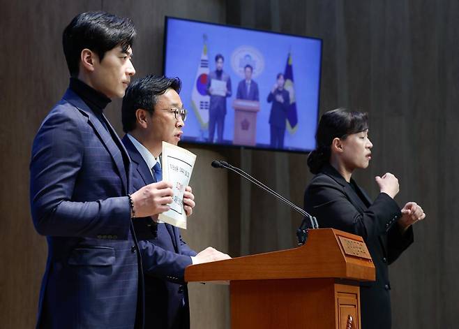 (서울=뉴스1) 안은나 기자 = 한준호 더불어민주당 최고위원(왼쪽), 이용우 법률위원장이 14일 서울 여의도 국회 소통관에서 한덕수 대통령 권한대행 직권남용·직무유기죄 혐의 고위공직자범죄수사처(공수처) 고발 기자회견을 하고 있다. 2025.4.14/뉴스1