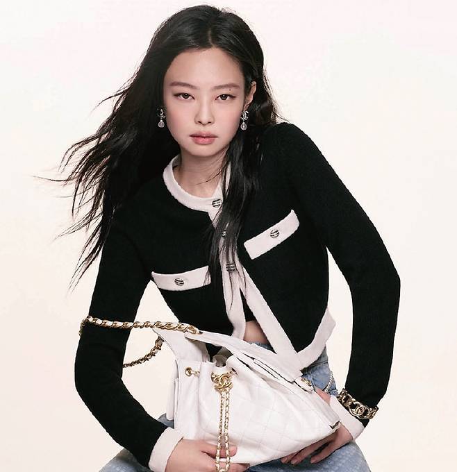 ‘샤넬 25 핸드백’ 캠페인 속 제니. /사진= 샤넬·제니 인스타그램