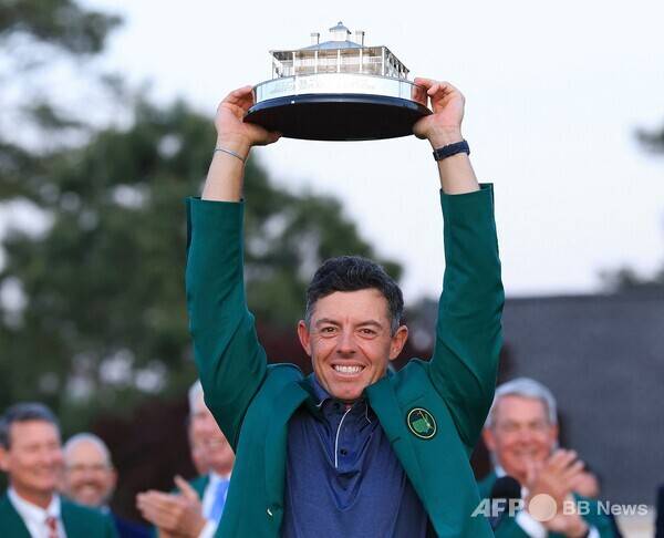 2025년 미국프로골프(PGA) 투어 메이저 대회 마스터스 토너먼트에서 저스틴 로즈와 연장전 끝에 우승을 차지한 로리 맥길로이가 커리어 그랜드 슬램을 달성했다. 마스터스 우승의 상징인 그린 재킷을 입고 우승 트로피를 들고 있다. 사진제공=ⓒAFPBBNews = News1 (사진을 무단으로 사용하지 마십시오.)