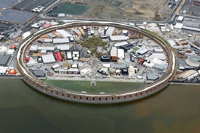 ‘2025 오사카 엑스포’ 개막일인 13일, 오사카 서쪽 인공섬 유메시마에 엑스포를 위해 새로 지은 ‘그랜드 링’ 전경이 보인다. 둘레 2㎞에 지름 615m의 그랜드 링은 세계 최대 목조 건축물로 기네스북에 올랐다. 이번 엑스포는 오는 10월13일까지 진행된다. 오사카/지지프레스 연합뉴스