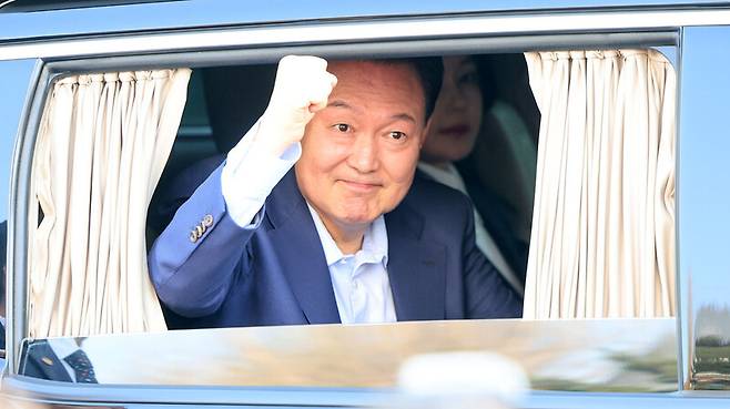 윤석열 전 대통령과 김건희 여사가 지난 11일 서울 용산구 한남동 관저에서 나와 서초동 집으로 향하고 있다.공동취재사진