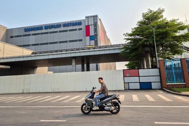 오토바이가 3일 베트남 박닌성에 위치한 삼성전자 베트남 공장 앞을 지나고 있다. 옌퐁=로이터 연합뉴스