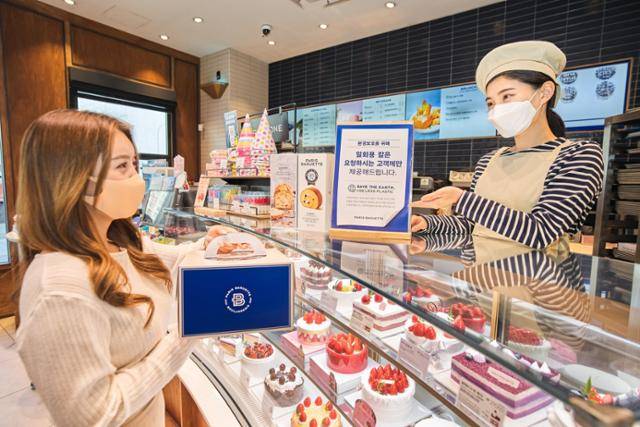 파리바게뜨의 ‘일회용 칼 줄이기 캠페인’ 홍보 장면. 2022년 2월부터 전국 매장의 케이크·파이류 포장에서 플라스틱 칼을 빼고, 이를 원하는 고객에게만 제공하고 있다. SPC 제공