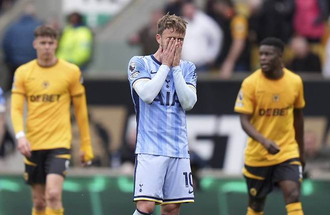 토트넘의 제임스 메디슨이 울버햄프턴전 도중 얼굴을 감싸고 있다. AP=연합뉴스