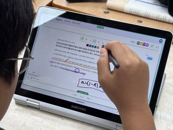 지난 10일 오후 대구 덕화중학교 1학년 7반 학생이 수학 시간에 인공지능 기반 디지털교과서(AIDT)를 이용해 문제를 풀고 있다. 이 학생이 적은 내용은 실시간으로 같은 모둠 학생들 뿐 아니라 교사에게 공유된다. 학생들은 각자 적은 내용을 바탕으로 토의하며 문제의 답을 찾아 가는 활동을 했다. 이보람 기자
