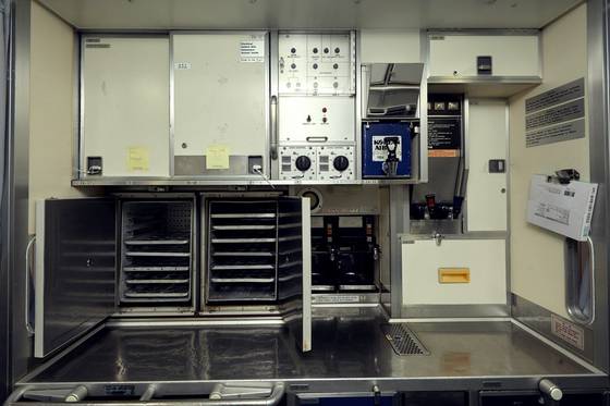 비행기의 주방(갤리) 내부. 기내식을 데우는 오븐과 커피머신, 정수기 등이 있다.