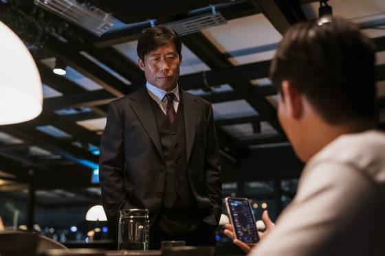 영화 '야당'에서 구관희 검사(유해진)는 출세욕에 눈이 멀어 정치 검사의 길로 접어든다. 사진 플러스엠 엔터테인먼트