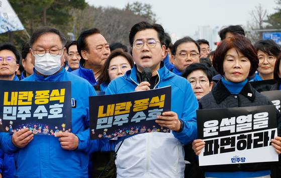 박찬대 더불어민주당 원내대표가 16일 서울 여의도 국회에서 내란수괴 윤석열 파면 촉구 국회의원 도보행진을 하기 전 발언하고 있다. 뉴스1
