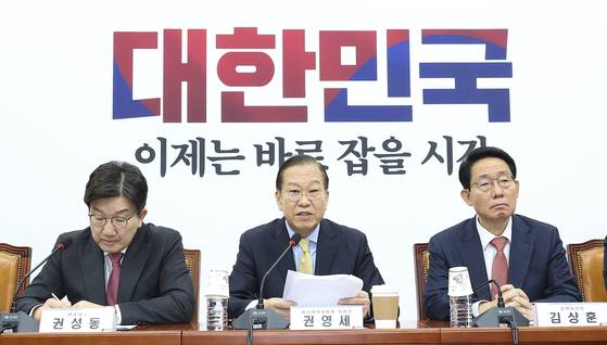 권영세 국민의힘 비상대책위원장(가운데)이 14일 오전 국회에서 열린 비상대책회의에서 발언하고 있다. 임현동 기자