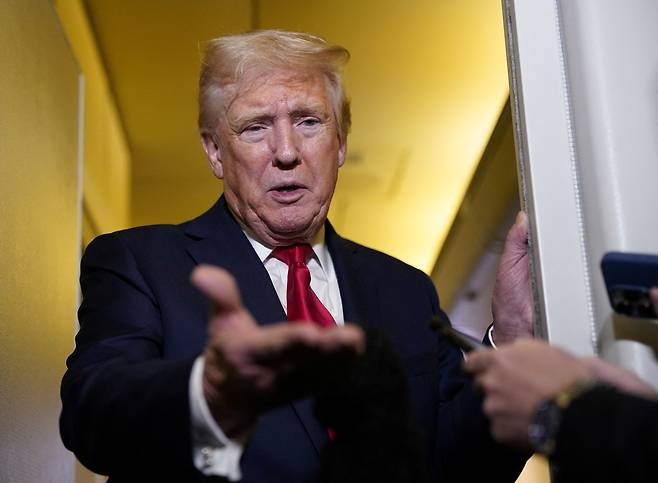 도널드 트럼프 미국 대통령이 13일(현지시간) 미국 메릴랜드주의 앤드루스 합동 기지로 향하는 비행기에서 전용기에 탑승한 취재진과 대화하고 있다. 로이터연합뉴스