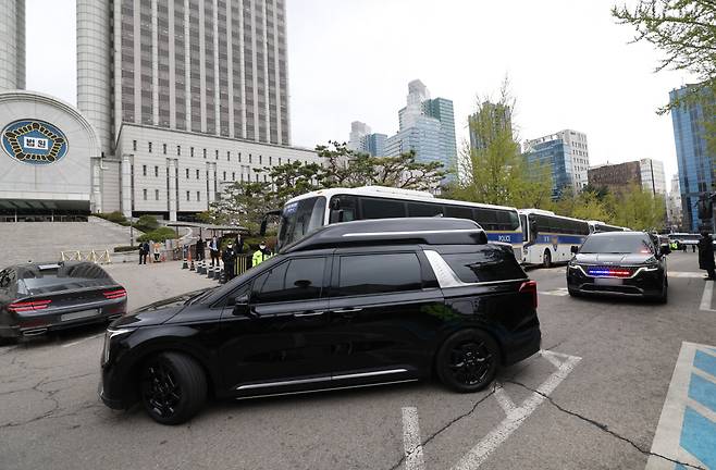 지하주차장으로 직행 내란 우두머리 혐의로 기소된 윤석열 전 대통령의 첫 형사재판이 열린 14일 윤 전 대통령이 탑승한 차량이 서울 서초구 서울중앙지법 지하주차장으로 들어가고 있다. 사진공동취재단