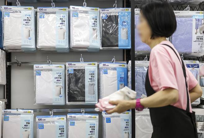 다이소가 패션 카테고리 강화에 나서면서 유명 스포츠 브랜드 르까프와 스케쳐스가 입점한 것으로 확인됐다. 사진은 다이소가 지난해 선보인 의류 라인 '이지쿨' 제품이 진열된 모습. /사진=뉴시스