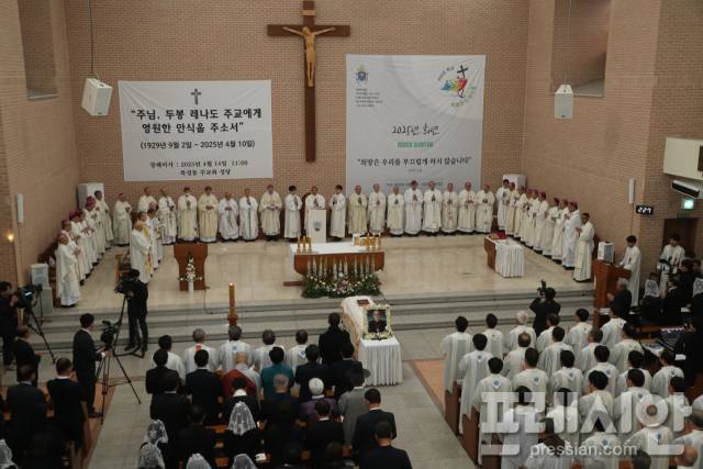 ▲ 한국 천주교와 사회에 큰 울림을 남긴 두봉 주교(본명 르네 마리 도봉, René Marie Dubourg)의 선종에 따라, 14일 경북 안동시 천주교 안동교구 주교좌 목성동 성당에서 장례 미사가 엄숙히 봉헌됐다. ⓒ 독자제공