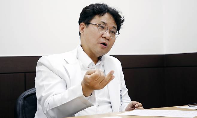 유승돈 대한뇌신경재활학회 이사장(강동경희대병원 재활의학과 교수)은 8일 세계일보와의 인터뷰에서 “뇌졸중은 누구라도 걸릴 수 있다”며 “뇌졸중은 예방이 가장 중요하지만, 발병 시 후유증을 최소화하기 위해 급성기부터 언어 장애, 편마비(반신마비), 연하장애(삼킴 장애) 등에 대해 재활을 시작해야 한다”고 강조했다. 강동경희대병원 제공