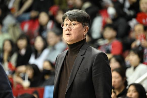 손창환 고양 소노 신임 감독이 2024년 3월 13일 안양 정관장아레나에서 열린 2023~24 프로농구 정규시즌 안양 장관장과의 원정 경기에서 코치로 선수들을 지켜보고 있다. KBL 제공