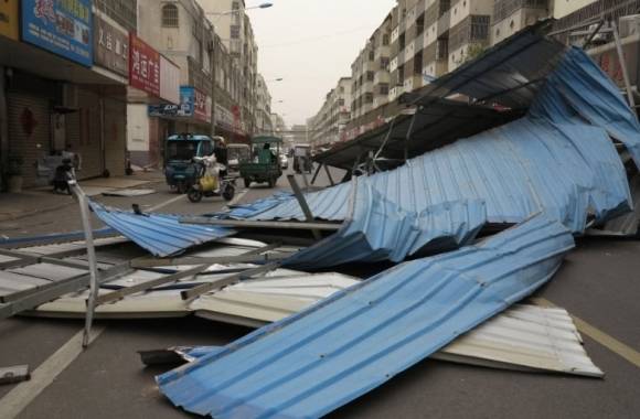중국 안후이성 푸양의 한 도로에 강풍으로 쓰러진 금속 구조물의 잔해. AFP 연합뉴스