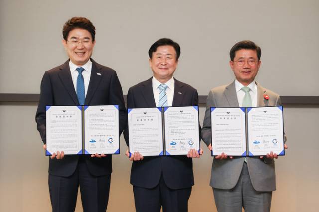 노관규 순천시장, 정기명 여수시장, 정인화 광양시장(왼쪽부터)이 지난 3월 25일 신라스테이 여수에서 열린 행정협의회 정기회의에서 기념촬영을 하고 있다. 사진 제공=순천시