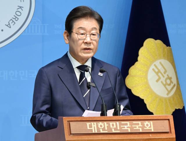 더불어민주당 대선 경선에 출마한 이재명 예비 후보가 11일 서울 여의도 국회 소통관에서 집권 청사진 등을 소개하는 ‘비전 선포식 및 캠프 일정 발표’를 하고 있다. 성형주 기자