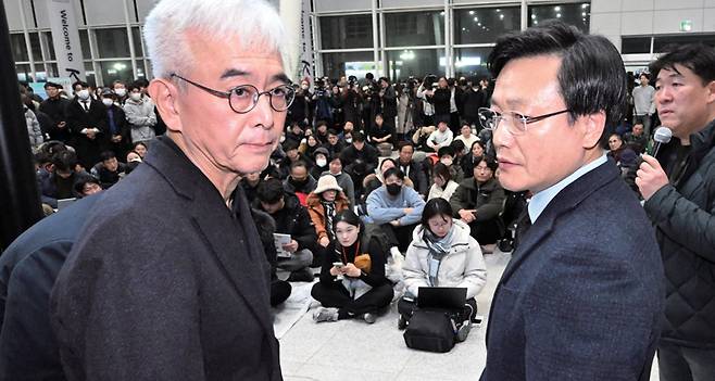 2024년 12월29일 채형석 애경 총괄부회장(왼쪽)과 김이배 제주항공 대표가 전남 무안국제공항 2층 유가족 대기실을 방문해 사과한 뒤 발걸음을 돌리고 있다. ⓒ연합뉴스