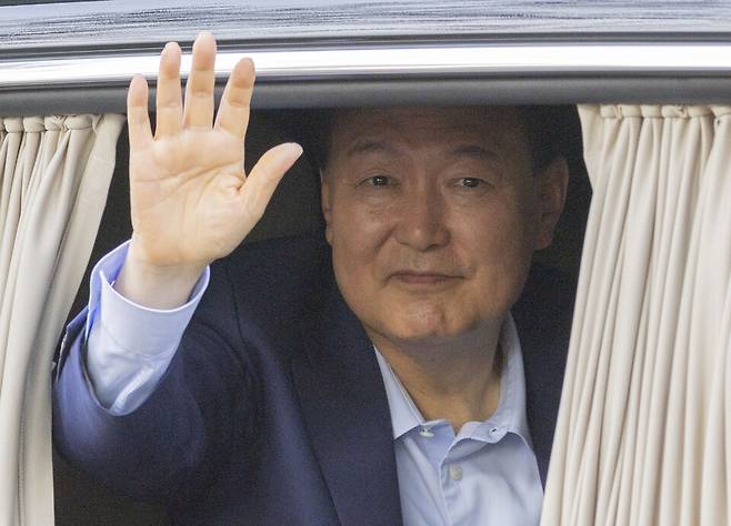 윤석열 전 대통령이 4월11일 서울 용산구 한남동 관저를 떠나 사저가 있는 서초구 아크로비스타에 도착하며 지지자들을 향해 손을 흔들고 있다. ⓒ 연합뉴스