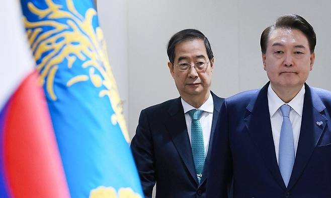 윤석열 당시 대통령과 한덕수 국무총리가 2024년 3월26일 서울 용산 대통령실 청사에서 열린 국무회의에 입장하고 있다. ⓒ연합뉴스