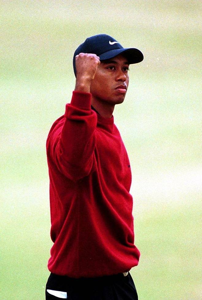 타이거 우즈가 로리 매킬로이에게 그랜드슬램 클럽에 가입한 것을 환영하고 축하하는 메시지를 소셜미디어에 올렸다. 우즈가 2000년 7월 디오픈 우승으로 커리어 그랜드슬램을 달성한뒤 주먹을 불끈 쥐며 카리스마를 뿜어내고 있다. |게티이미지