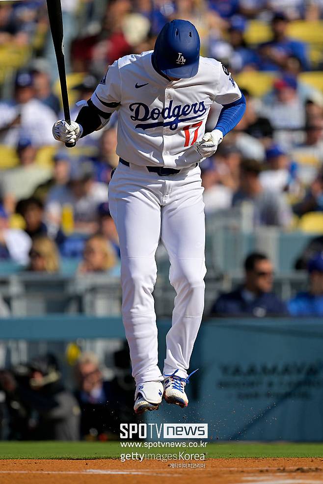 ▲ 14일(한국시간) 미국 캘리포니아주 로스앤젤레스 다저스타디움에서 열린 2025 메이저리그 시카고 컵스와 경기에 1번 지명타자로 출전한 오타니 쇼헤이는 4타수 무안타로 침묵했다. 스파이크에 묻은 흙을 털어 내는 오타니 쇼헤이.