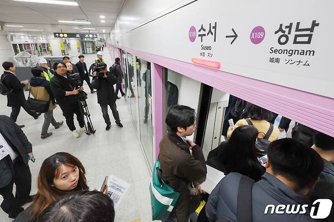 지난해 3월 20일 서울 강남구 수도권광역급행철도(GTX)-A 수서역 승강장에서 취재진들이 열차에 탑승하고 있다. 2024.3.21/뉴스1 ⓒ News1 민경석 기자