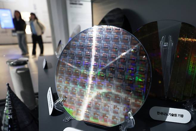 15일 경기 과천시 과천국립과학관 미래상상 SF관에서 관람객들이 반도체 관련 전시품을 살펴보고 있다. 정부는 이날 경제관계장관회의 겸 산업경쟁력강화 관계장관회의에서 필수 추가경정예산(추경)안과 관련해 "반도체 산업에 대한 지원을 33조 원으로 대폭 확대하고, 재정도 2026년까지 4조 원 이상 투입하겠다"고 밝혔다. 2025.4.15/뉴스1 ⓒ News1 황기선 기자