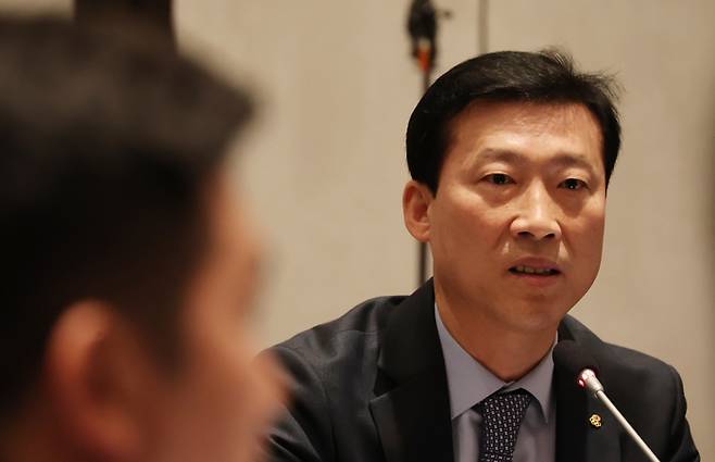 대한체육회 제1차 이사회에서 김택수 선수촌장이 인사말을 하고 있다. 사진 | 연합뉴스