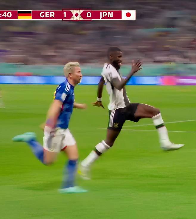 레알 마드리드의 수비수 안토니오 뤼디거가 클럽의 이미지를 제대로 망치고 있다. 코칭 스태프를 폭행하고, 일본 선수들을 조롱한 것은 이미 유명하다. 최근에는 훈련장에서 동료 선수와 몸싸움까지 벌이며 논란이 커지고 있다.
1993년생으로 30세가 넘는 나이임에도 여전히 배움이 부족한 모습을 보이며 팬들의 눈살을 찌푸리게 하고 있다. 구단 차원에서 날뛰는 뤼디거의 행동을 자제시킬 대책 마련이 시급하다. 사진=SNS