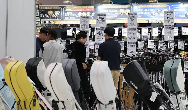 지난해 5월 서울 강남구 세텍에서 열린 제15회 더골프쇼 in 서울 시즌1을 찾은 관람객들이 전시장을 둘러보고 있다. 뉴스1