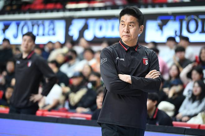 15일 울산동천체육관에서 열린 현대모비스와 정관장의 2024~25 KCC 프로농구 6강 플레이오프 2차전. 코트를 지켜보고 있는 김상식 정관장 감독. 사진=KBL