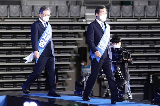 2021년 11월 10일 당시 더불어민주당 이재명(왼쪽), 이낙연 대선 경선 후보가 1서울 올림픽공원 SK핸드볼경기장에서 열린 서울 합동연설회 및 3차 슈퍼위크에서 포토타임을 마친 뒤 단상을 내려가고 있다. 국회사진기자단